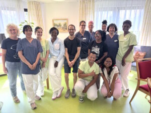Auszubildende und Praxisanleitungen im Seniorenzentrum Haus Eiche: Die Vielfalt der Teams zeigt, wie international und gemeinschaftlich die Pflegeausbildung bei der Diakonie Bethanien gelebt wird. (Foto: © Diakonie Bethanien)