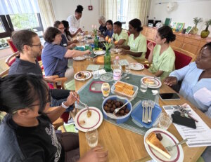 Gemeinsame Mittagspause im Wohnbereich: Auszubildende und Mitarbeitende kommen bei selbstmitgebrachten Speisen zusammen und erleben, dass Lernen und Miteinander in Bethanien eng verbunden sind. (Foto: © Diakonie Bethanien)