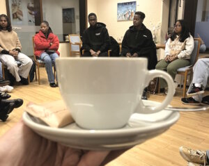 FSJ-Café im Gesprächskreis: Junge Menschen tauschen sich über ihre Erfahrungen aus und erhalten Informationen zu Ausbildungsmöglichkeiten im Verbund. (Foto: © Diakonie Bethanien)