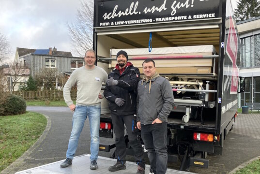 Christian Klaus (li.), Medizinitechniker im Krankenhaus Bethanien, und zwei Mitglieder des Vereins Blau-Gelbes Kreuz e.V. beim Verladen der Betten und Hilfsgüter. (Foto: © Diakonie Bethanien)