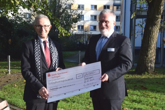 Manfred Kartenberg (li.), Vorstandsmitglied der Stad-Sparkasse Solingen, überreichte am Freitag eine Spende in Höhe von 25.000 Euro an Otto Imhof, Vorstandsvorsitzender des Diakonischen Werks Bethanien. Das Geld fließt in den neuangelegten Demenzgarten. (Foto: © Stadt-Sparkasse Solingen)