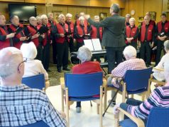 Unter der musikalischen Leitung von Dieter Lein gaben die Bergischen in der Cafeteria im Untergeschoss des St. Lukas Pflegeheims ein gut einstündiges Chorkonzert. (Foto: © Kplus Gruppe)