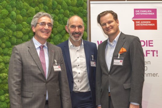 Mehr als 60 Familienunternehmer besuchten jetzt die codecentric AG in Ohligs, um sich über moderne Arbeits- und Organisationsformen zu informieren. v.li.: Lothar Grünewald, Michael Hochgürtel, Marco van der Meer. (Foto: © Die Familienunternehmer)