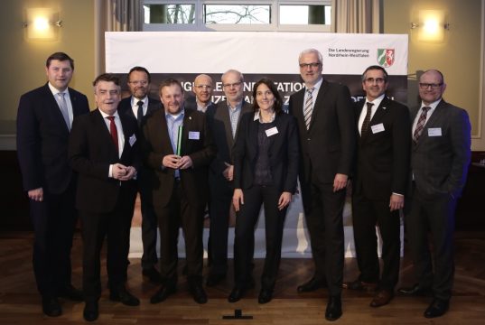 "Digitalisierungsstrategie Solingen": Die Solinger Projektpartner und die beiden Minister. Mit Staffelstab: Projektleiter Carsten Zimmermann vom Büro des Oberbürgermeisters. (Foto: © MWEIMH NRW)