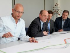 Stellten am Mittwoch die nächste Bauphase am Eschbach in Unterburg vor: v. li. Karsten Ditscheid, Projektleiter der Technischen Betriebe Solingen, Stadtdirektor Hartmut Hoferichter, Dr. Torsten Frank vom Wupperverband und Bürgermeister Carsten Voigt. (Foto: © B. Glumm)