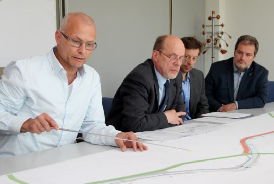 Stellten am Mittwoch die nächste Bauphase am Eschbach in Unterburg vor: v. li. Karsten Ditscheid, Projektleiter der Technischen Betriebe Solingen, Stadtdirektor Hartmut Hoferichter, Dr. Torsten Frank vom Wupperverband und Bürgermeister Carsten Voigt. (Foto: © B. Glumm)