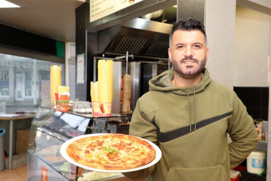 Seit sieben Jahren ist Erkan Boz Chef im "Dolce Vita" an der Schützenstraße. (Foto: © Bastian Glumm)