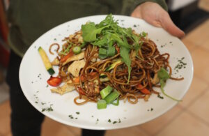 Für jeden Bereich gibt es im "Dolce Vita" mindestens einen Fachmann. Auch asiatische Gerichte stehen auf der Speisekarte. (Foto: © Bastian Glumm)