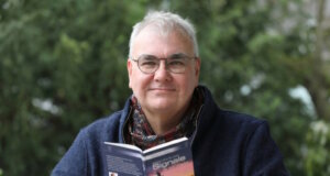 Was uns Beschwerden sagen wollen: Die Signale der Seele verstehen Der Solinger Arzt, Buchautor und Liedermacher Dr. Christoph Glumm. (Foto: © Bastian Glumm)