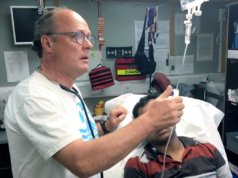 Der Solinger Arzt Dr. Christoph Zenses ist gleichzeitig Vorsitzender des Vereins (Solingen hilft). Er besuchte jetzt bereits zum zweiten Mal das Flüchtlingscamp Moria auf Lesbos. (Foto: © Solingen hilft e.V.)