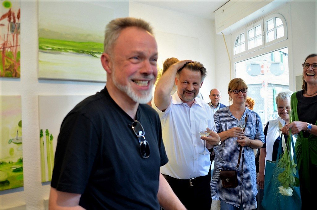 Künstlerkollege Markus Kottmann hält die Ansprache bei der Ausstellungseröffnung. (Foto: © Martina Hörle)