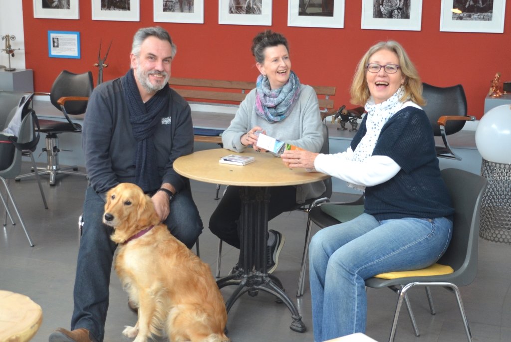 Freuen sich auf ihre Veranstaltung "Draußen nur Kännchen", die am Freitag im Atelier Pest-Projekt in den Güterhallen stattfinden wird: v.li. Oliver Buchta und Martina Hörle mit Dr. Vera Franke vom Kulturmanagement der Stadt Solingen. (Foto: © Veranstalter)