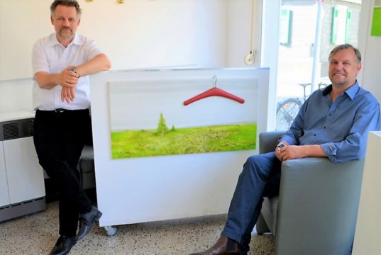 Galerist Dirk Balke (li.) zeigt in einer neuen Ausstellung rund 40 Exponate des Künstlers Christian Deckert. (Foto: © Martina Hörle)