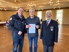 Solingen: Rotes Kreuz ehrt langjährigen Blutspender Urkundenübergabe an Sigurd Leuther durch DRK-Kreisgeschäftsführer Dr. Thorsten Böth (li.) und Rolf Dieter Feldmann (re.). (Foto: © DRK Solingen)
