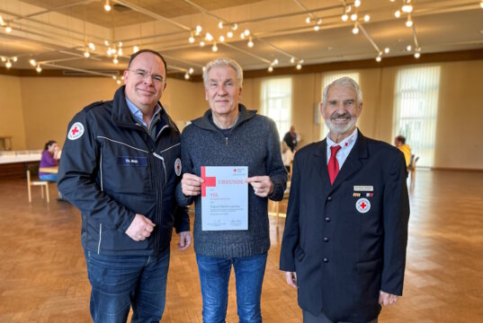 Urkundenübergabe an Sigurd Leuther durch DRK-Kreisgeschäftsführer Dr. Thorsten Böth (li.) und Rolf Dieter Feldmann (re.). (Foto: © DRK Solingen)