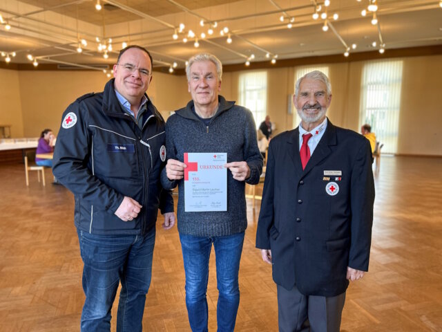 Urkundenübergabe an Sigurd Leuther durch DRK-Kreisgeschäftsführer Dr. Thorsten Böth (li.) und Rolf Dieter Feldmann (re.). (Foto: © DRK Solingen)