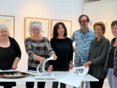 (v. li. Teresa Wojciechowska, Ulla Riedel, Marlene Mintert, Boris von Reibnitz, Carmen Meiswinkel, Tati Strombach-Becher) Die Projektgruppe Druckgrafik Bergisch Land präsentiert am kommenden Sonntag in der Galerie Kirschey neben vielen Exponaten ihren neuen Druckkalender „drunter & drüber“. (Foto: © Martina Hörle)