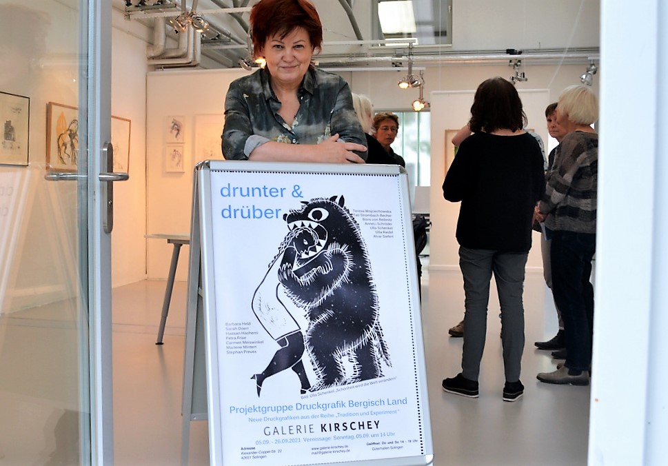 Galeristin Astrid Kirschey freut sich, dass die Projektgruppe Druckgrafik Bergisch Land auch in diesem Jahr wieder bei ihr ausstellt. (Foto: © Martina Hörle)