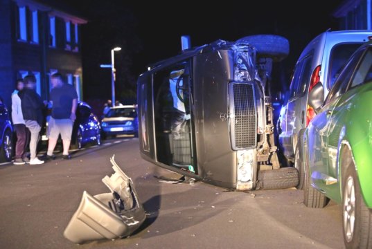 Dienstagnacht, gegen 00.40 Uhr, kam es in Wald auf der Dültgenstaler Straße zu einem Verkehrsunfall mit hohem Sachschaden. (Foto: © Das SolingenMagazin)