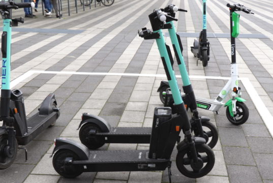Für einmalig 1 Euro zum Entsperren sowie 20 Cent pro Minute können die Scooter in Solingen ausgeliehen werden. (Foto: © Bastian Glumm)