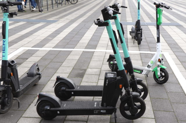 Für einmalig 1 Euro zum Entsperren sowie 20 Cent pro Minute können die Scooter in Solingen ausgeliehen werden. (Foto: © Bastian Glumm)