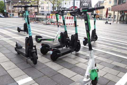 Seit Mittwoch können jetzt auch in Solingen im gesamten Stadtgebiet E-Scooter ausgeliehen werden. (Foto: © Bastian Glumm)
