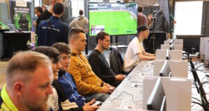 Das Bergisch Masters setzt auf ein besonderes Spielformat: Gespielt wird im 7-gegen-7-Modus in vier eFußball-Arenen, die mit insgesamt 56 PlayStation-Konsolen ausgestattet sind. (Archivfoto: © Bastian Glumm)