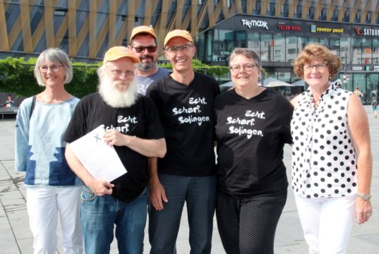 Freuen sich schon auf die Sommerparty und ganz viele Besucher auf dem Neumarkt: v.li. Angelika Rudzio (PHoS), Musikkordinator Philipp Müller sowie Michael Jaspert, Jan Höttges, Bina Vermeegen und Susanne Garpheide-Keusen vom Initiativkreis Solingen. (Foto: © Bastian Glumm)