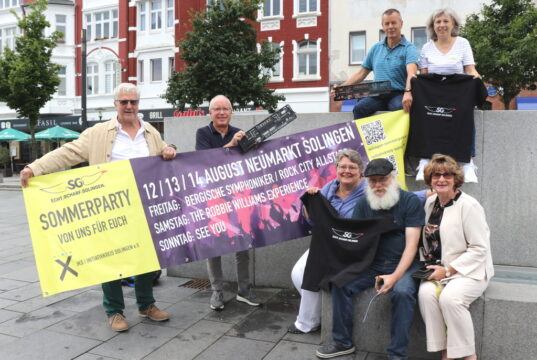 Freuen sich auf drei Tage Sommerparty in der Solinger Innenstadt: v.li. Waldemar Gluch (Initiativkreis Solingen), Detlef Ammann (W.I.R.), Sabina Vermeegen, Philipp Müller (beide Initiativkreis) und Susanne Garpheide-Keusen (W.I.R.). Oben sitzend: Christine Bergen und Helmut Seelig vom Palliativen Hospiz. (Foto: © Bastian Glumm)