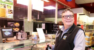 25 Jahre Edeka Wodarz in Wald: Heico Wodarz legt auf frische Produkte großen Wert. Aber auch Spezialitäten wie den Wodarz-Glühwein gibt es im kleinen Supermarkt an der Friedrich-Ebert-Straße. (Foto: © Bastian Glumm)