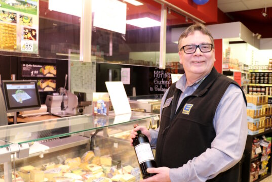 25 Jahre Edeka Wodarz in Wald: Heico Wodarz legt auf frische Produkte großen Wert. Aber auch Spezialitäten wie den Wodarz-Glühwein gibt es im kleinen Supermarkt an der Friedrich-Ebert-Straße. (Foto: © Bastian Glumm)