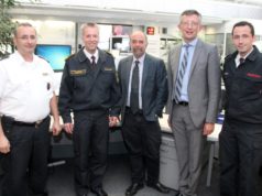 Sind mit der Arbeit der gemeinsamen Feuerwehrleitstelle Solingen/Wuppertal sehr zufrieden: v.li. Michael Pölcher, stellvertretender Leiter der Einsatzleitstelle, Wuppertals Feuerwehrchef Ulrich Zander, Solingens Ordnungsdezernent Jan Welzel, Wuppertals Ordnungsdezernent Matthias Nocke und Sebastian Wagner, stellvertretender Chef der Feuerwehr Solingen. (Foto: © B. Glumm)