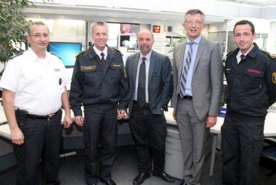 Sind mit der Arbeit der gemeinsamen Feuerwehrleitstelle Solingen/Wuppertal sehr zufrieden: v.li. Michael Pölcher, stellvertretender Leiter der Einsatzleitstelle, Wuppertals Feuerwehrchef Ulrich Zander, Solingens Ordnungsdezernent Jan Welzel, Wuppertals Ordnungsdezernent Matthias Nocke und Sebastian Wagner, stellvertretender Chef der Feuerwehr Solingen. (Foto: © B. Glumm)