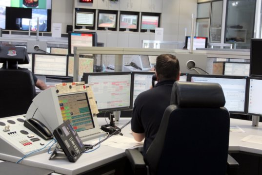 In Solingen und Wuppertal nimmt die gemeinsame Feuerwehrleitstelle der Berufsfeuerwehren Wuppertal und Solingen den Notruf entgegen. (Archivfoto: © Bastian Glumm)