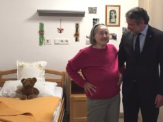 Inge Widowsky fühlt sich in ihrem neuen Zimmer im St. Lukas Pflegeheim sichtlich wohl. Franziskus von Ballestrem, Bereichsdirektor für die Senioreneinrichtungen der Kplus Gruppe, besucht die langjährige Bewohnerin in ihrem neuen Zuhause. (Foto: © Kplus Gruppe)