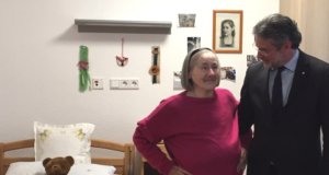 Inge Widowsky fühlt sich in ihrem neuen Zimmer im St. Lukas Pflegeheim sichtlich wohl. Franziskus von Ballestrem, Bereichsdirektor für die Senioreneinrichtungen der Kplus Gruppe, besucht die langjährige Bewohnerin in ihrem neuen Zuhause. (Foto: © Kplus Gruppe)