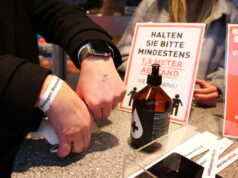 Seit Mittwoch werden in Solingen 2G-Bändchen ausgegeben. Das soll Kunden und Händlern Einkäufe erleichtern sowie Gastronomie-Besuche vereinfachen. (Foto: © Stadt Solingen)