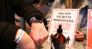 Seit Mittwoch werden in Solingen 2G-Bändchen ausgegeben. Das soll Kunden und Händlern Einkäufe erleichtern sowie Gastronomie-Besuche vereinfachen. (Foto: © Stadt Solingen)