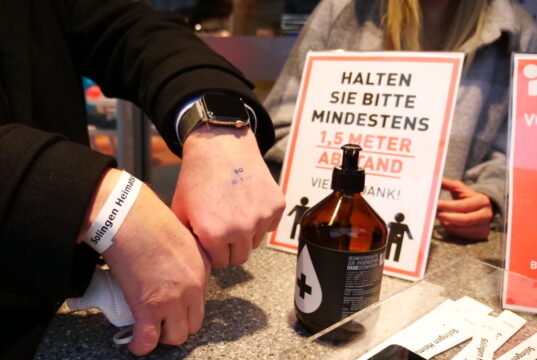 Seit Mittwoch werden in Solingen 2G-Bändchen ausgegeben. Das soll Kunden und Händlern Einkäufe erleichtern sowie Gastronomie-Besuche vereinfachen. (Foto: © Stadt Solingen)