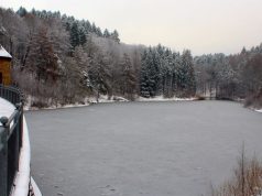 Aufgrund der anhaltenden Minusgrade bildete sich zuletzt Eis auf den Talsperren. Der Wupperverband warnt davor, die Eisflächen zu betreten. Es besteht Lebensgefahr. (Archivfoto: © T. Oelbermann)