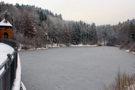 Aufgrund der anhaltenden Minusgrade bildete sich zuletzt Eis auf den Talsperren. Der Wupperverband warnt davor, die Eisflächen zu betreten. Es besteht Lebensgefahr. (Archivfoto: © T. Oelbermann)