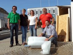 Holten auf dem Neumarkt am Freitagvormittag 90 Kilo Eis aus dem gedämmten Häuschen: v.li. Kai Worring, Dachdeckermeister, Monika Küppers, Malermeisterin, Birte Viétor, Klimaschutzmanagement der Stadt Solingen, Thomas Riedel, Dachdeckermeister und Florian Bublies, Energieberater der Verbraucherzentrale. (Foto: © Stadt Solingen)