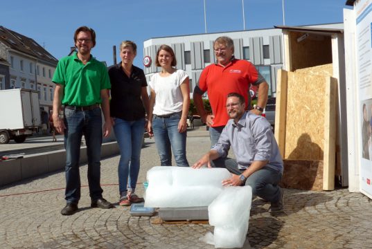 Holten auf dem Neumarkt am Freitagvormittag 90 Kilo Eis aus dem gedämmten Häuschen: v.li. Kai Worring, Dachdeckermeister, Monika Küppers, Malermeisterin, Birte Viétor, Klimaschutzmanagement der Stadt Solingen, Thomas Riedel, Dachdeckermeister und Florian Bublies, Energieberater der Verbraucherzentrale. (Foto: © Stadt Solingen)