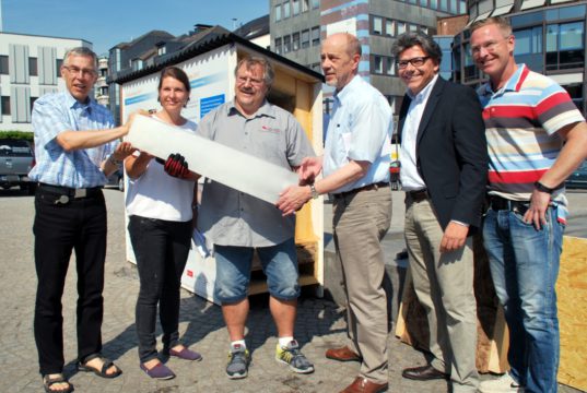 Sind gespannt, in welchem Häsuchen mehr Eis schmilzen wird bis zum 21. Juli: v.l. Mathias Kistenich und Birte Viétor, Stadt Solingen, Thomas Riedel, So.Ko Gebäude, Stadtdirektor Hartmut Hoferichter, Markus Richard und André Wielpütz, So.Ko Gebäude. (Foto: © Stadt Solingen)