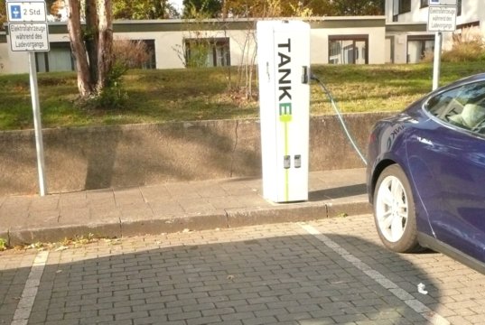 An der Schwanenstraße in Ohligs haben die Stadtwerke Solingen gegenüber der St. Lukas Klinik eine Ladestation mit zwei Stellplätzen für E-Autos in Betrieb genommen. (Foto: © Kplus Gruppe)