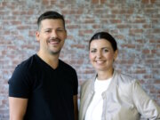 Paulina und Ingo Köpp gründeten 2023 ihr Startup "Elterngeld Buddy" in Solingen. Mit Beratung, Social-Media-Aufklärung und einer geplanten App wollen sie Eltern den Elterngeldantrag erleichtern. Unterstützung erhalten sie dabei im bergsteiger-Accelerator von Solingen.Business. (Foto: © Bastian Glumm)