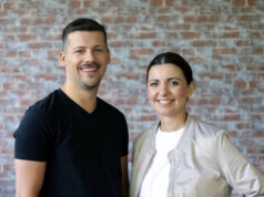 Paulina und Ingo Köpp gründeten 2023 ihr Startup "Elterngeld Buddy" in Solingen. Mit Beratung, Social-Media-Aufklärung und einer geplanten App wollen sie Eltern den Elterngeldantrag erleichtern. Unterstützung erhalten sie dabei im bergsteiger-Accelerator von Solingen.Business. (Foto: © Bastian Glumm)