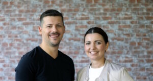 Paulina und Ingo Köpp gründeten 2023 ihr Startup "Elterngeld Buddy" in Solingen. Mit Beratung, Social-Media-Aufklärung und einer geplanten App wollen sie Eltern den Elterngeldantrag erleichtern. Unterstützung erhalten sie dabei im bergsteiger-Accelerator von Solingen.Business. (Foto: © Bastian Glumm)