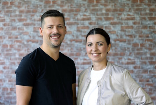 Paulina und Ingo Köpp gründeten 2023 ihr Startup "Elterngeld Buddy" in Solingen. Mit Beratung, Social-Media-Aufklärung und einer geplanten App wollen sie Eltern den Elterngeldantrag erleichtern. Unterstützung erhalten sie dabei im bergsteiger-Accelerator von Solingen.Business. (Foto: © Bastian Glumm)