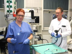 In der Endoskopie des Klinikums Solingen: Prof. Dr. Boris Pfaffenbach, Chefarzt der Medizinischen Klinik I, und Stefanie Heußen-Sürig, plflegerische Leiterin der Endoskopie. (Archivfoto: © Bastian Glumm)